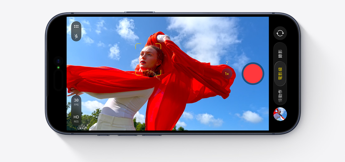 iPhone 螢幕展示以電影級模式拍攝一個人在戶外跳舞，披著飄逸的紅色圍巾