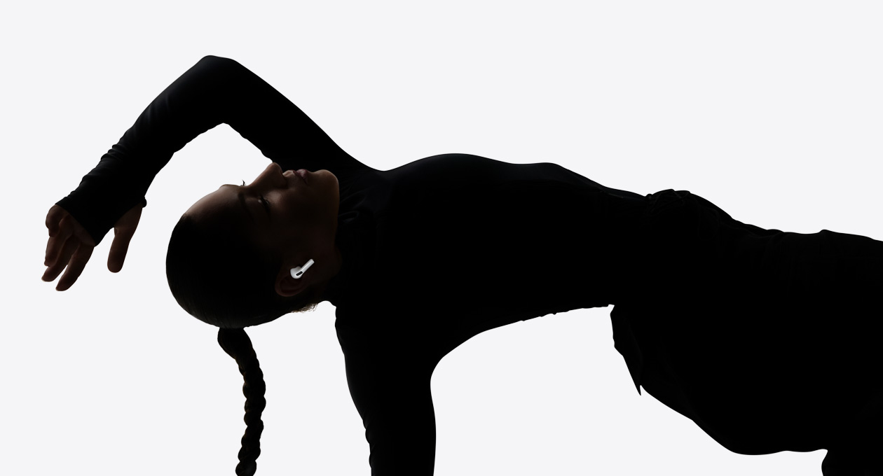 En danser setter AirPods Pro 3 inn i ørene og nyter den trådløse lytteopplevelsen.