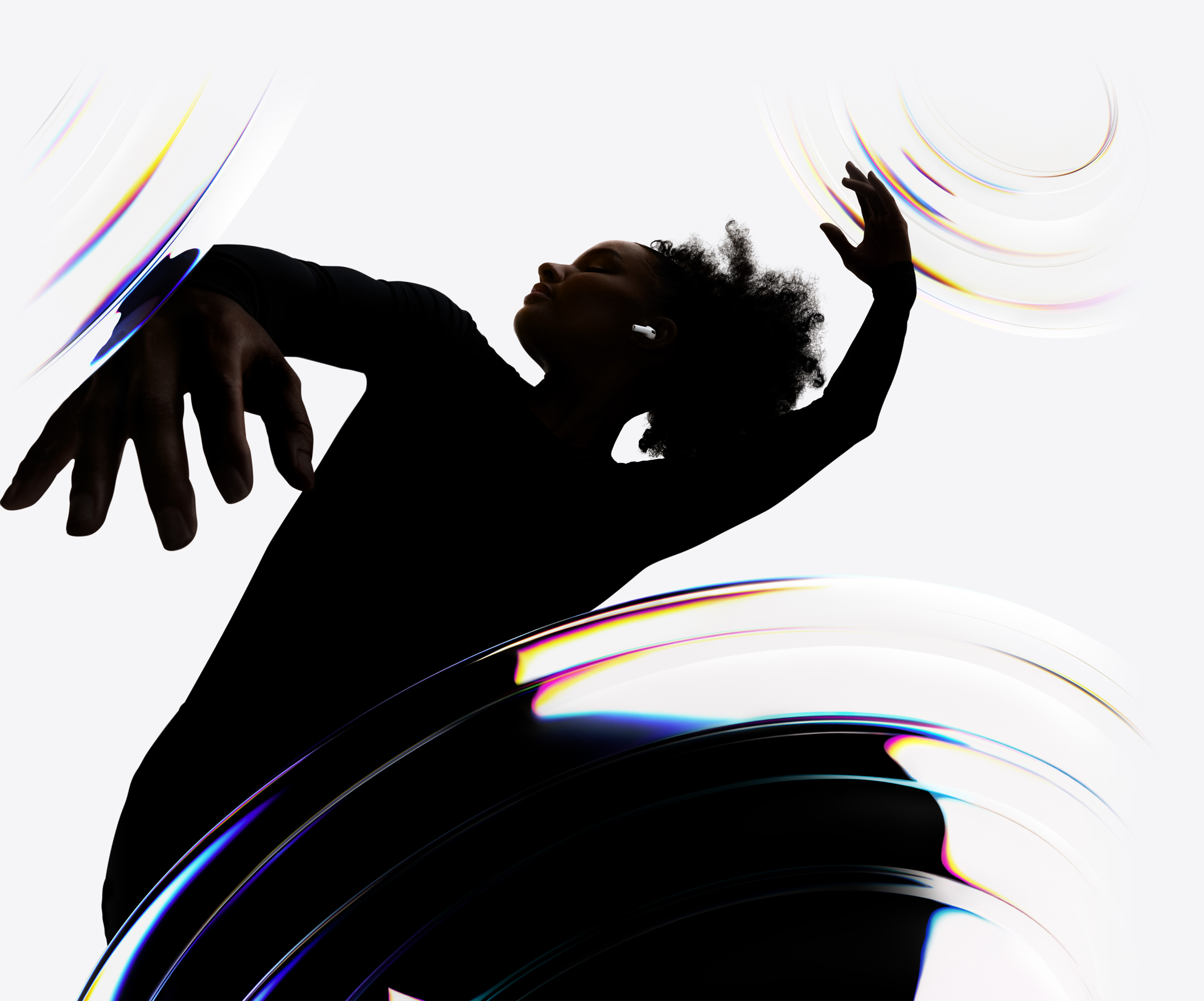 En danser setter AirPods Pro 3 inn i ørene og nyter den trådløse lytteopplevelsen.